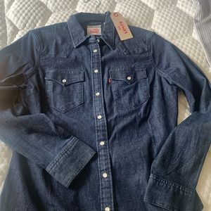 Women’s Levi’s Long Sleeve Button up shirt